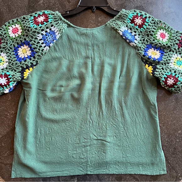 Umgee Linen Blend Top with Crochet Sleeves - Size XL/1X - Picture 6 of 16